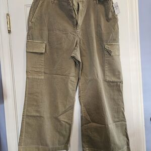 GAP Wide Leg Cargo Pants in Olive Green